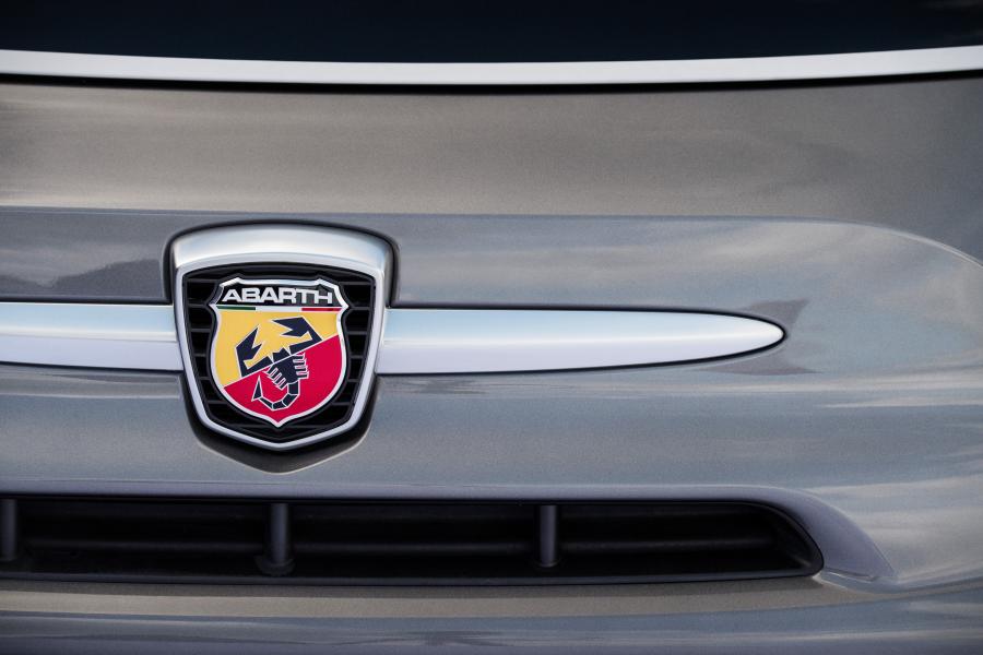Логотип Abarth 595C Turismo (312) 2016 года  (UK) (фото 7 из 24)